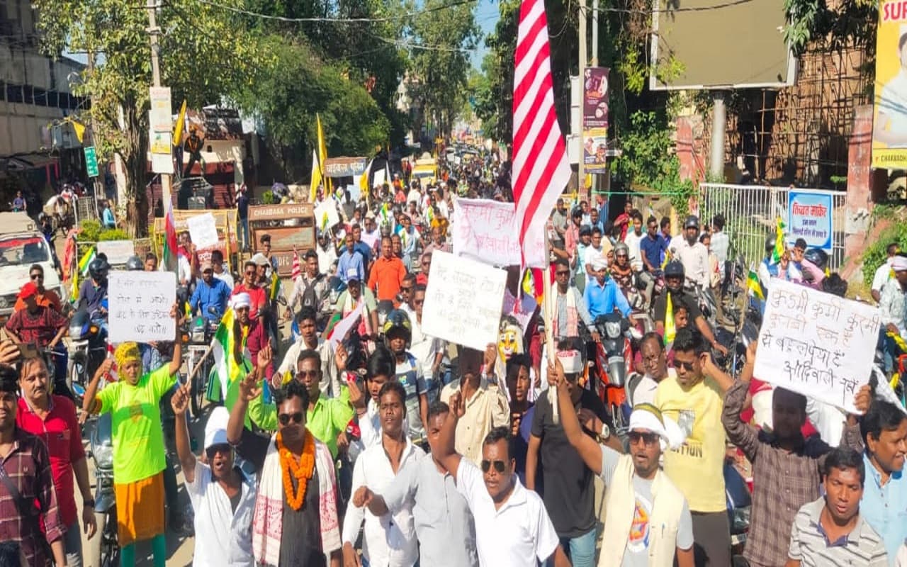 कुर्मी के ST का दर्जा देने की मांग का विरोध, आदिवासी समाज ने किया शक्ति प्रदर्शन, निकाली जन आक्रोश रैली