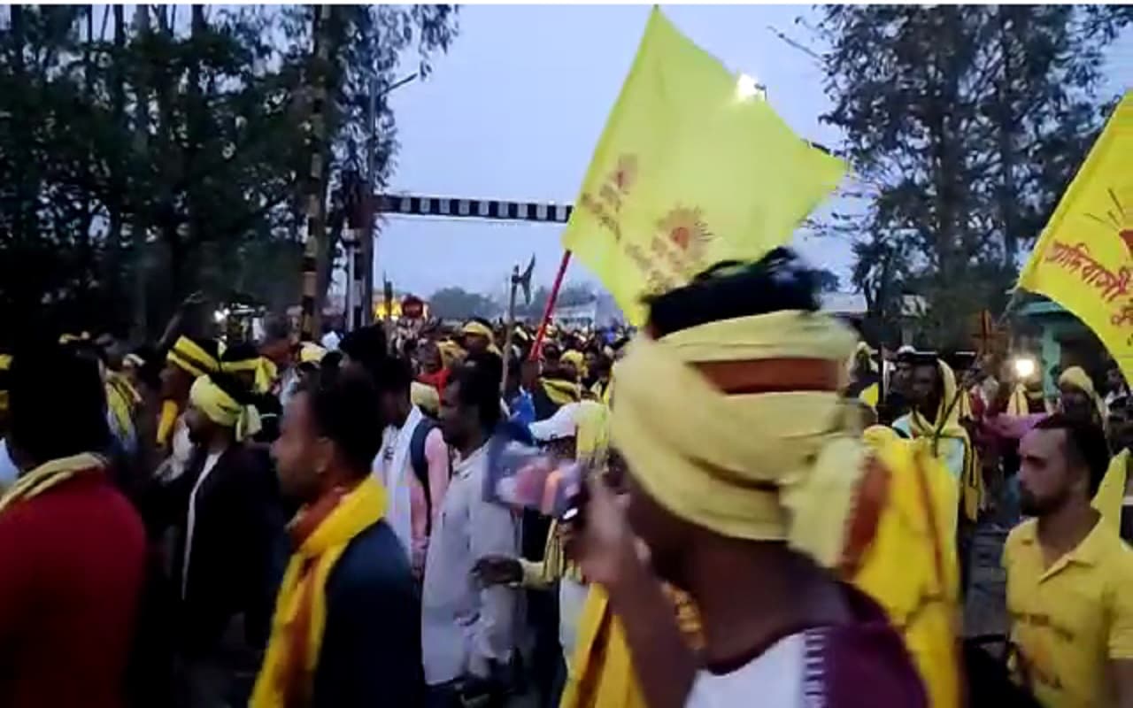 Kurmi Protest: कुड़मी समाज एक बार फिर आर-पार के मूड में, रेल-रोड किया जाम, बंगाल सरकार पर धोखा देने का आरोप