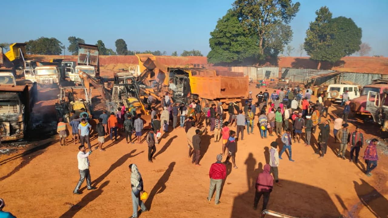 2009 के बाद गुमला में नक्सलियों का बड़ा हमला, कुजाम माइंस में 27 गाड़ियों को जलाकर पुलिस को दी चुनौती