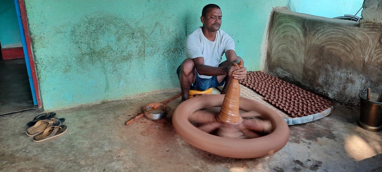 Diwali 2021 : कुम्हारों की दिवाली इस साल भी रहेगी फीकी, कोरोना के बाद अब महंगाई ने चाक की रफ्तार कर दी धीमी