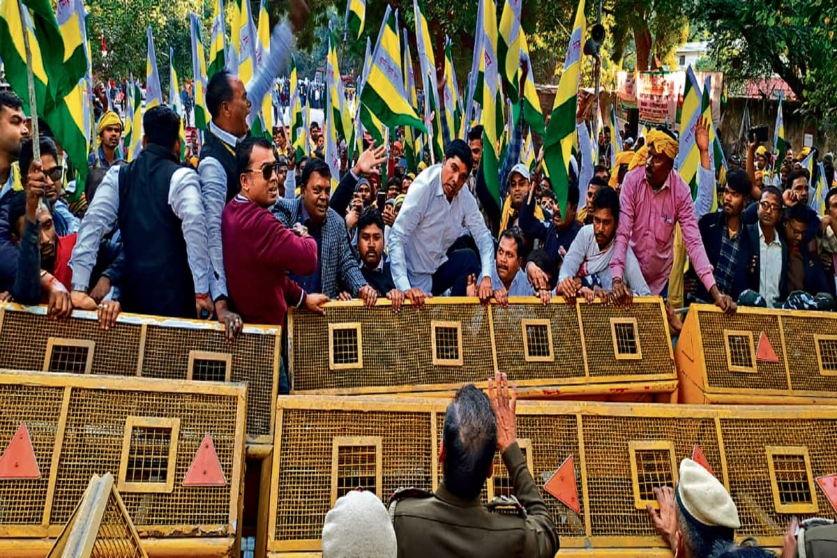 सुलग रहा है कुड़मियों का आंदोलन, दिल्ली में सांसद भवन घेरा, केंद्र सरकार से की ST में शामिल करने की मांग