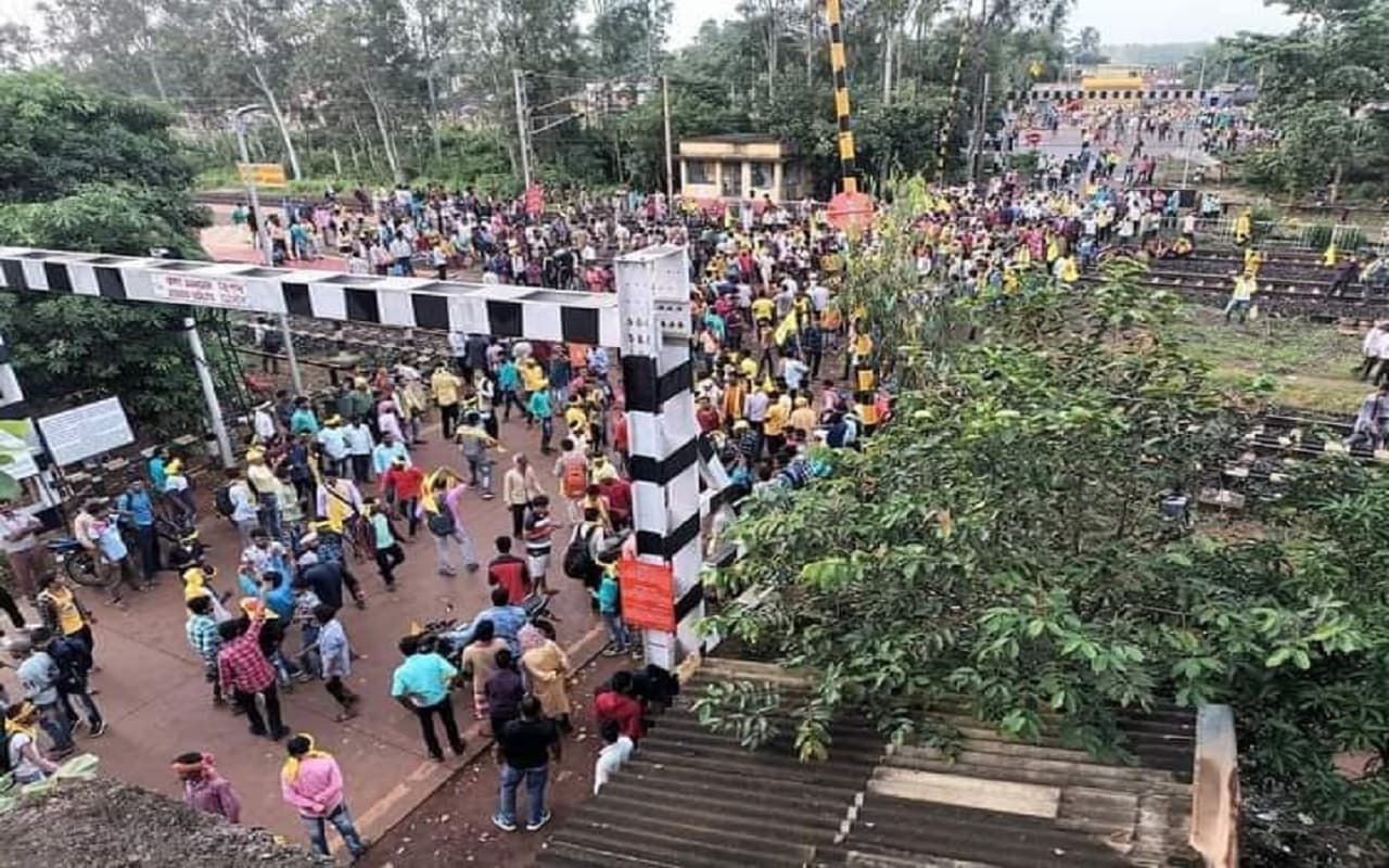 Kurmi Protest:कुड़मी समाज का आंदोलन तीसरे दिन जारी, रेलवे ट्रैक-हाईवे जाम, कई ट्रेनें रद्द, यात्री परेशान