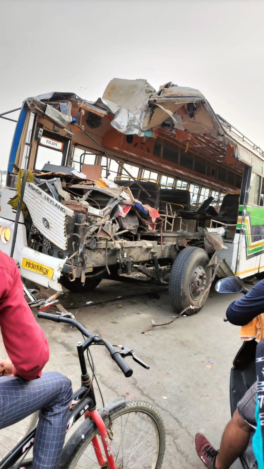 कुशीनगर: बिहार से मजदूरों को लेकर पंजाब जा रही बस सड़क हादसे का हुई शिकार, 4 की मौत, 29 घायल