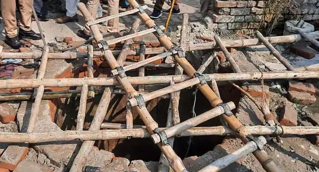 Kushinagar Incident: कुशीनगर हादसे में लापरवाहों पर गिरी गाज, MOIC समेत कई स्वास्थ्यकर्मियों पर कार्रवाई