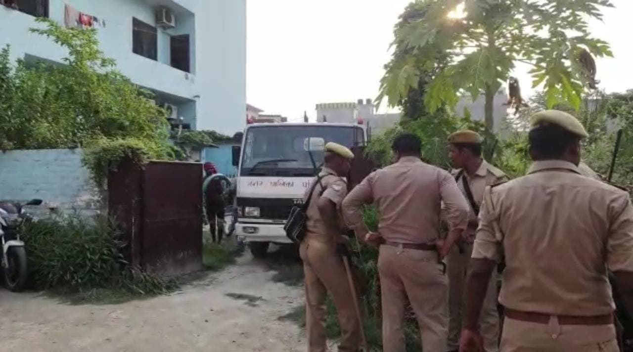 Kushinagar News: टैंक की सफाई करने उतरे दो मजदूरों समेत तीन की मौत, DM ने दिए जांच के आदेश