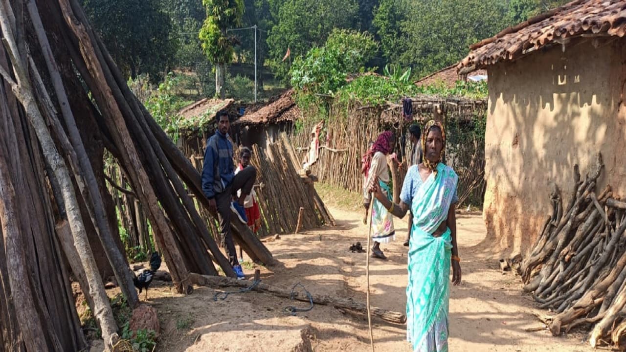 Jharkhand News:अपहृत बुजुर्ग शनिचरवा का सुराग नहीं, पुलिस कर रही छापामारी, JJMP के नक्सलियों के खिलाफ FIR दर्ज Jharkhand News:अपहृत बुजुर्ग शनिचरवा का सुराग नहीं, पुलिस कर रही छापामारी, JJMP के नक्सलियों के खिलाफ FIR दर्ज
