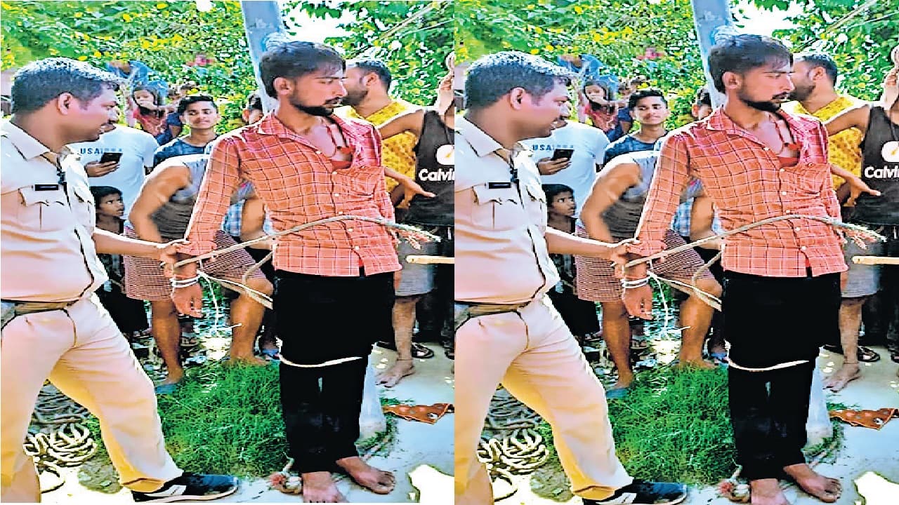 मुजफ्फरपुर में पर्स छीन भाग रहे बदमाश को पोल से बांध कर पीटा, जलजमाव के कारण धराया
