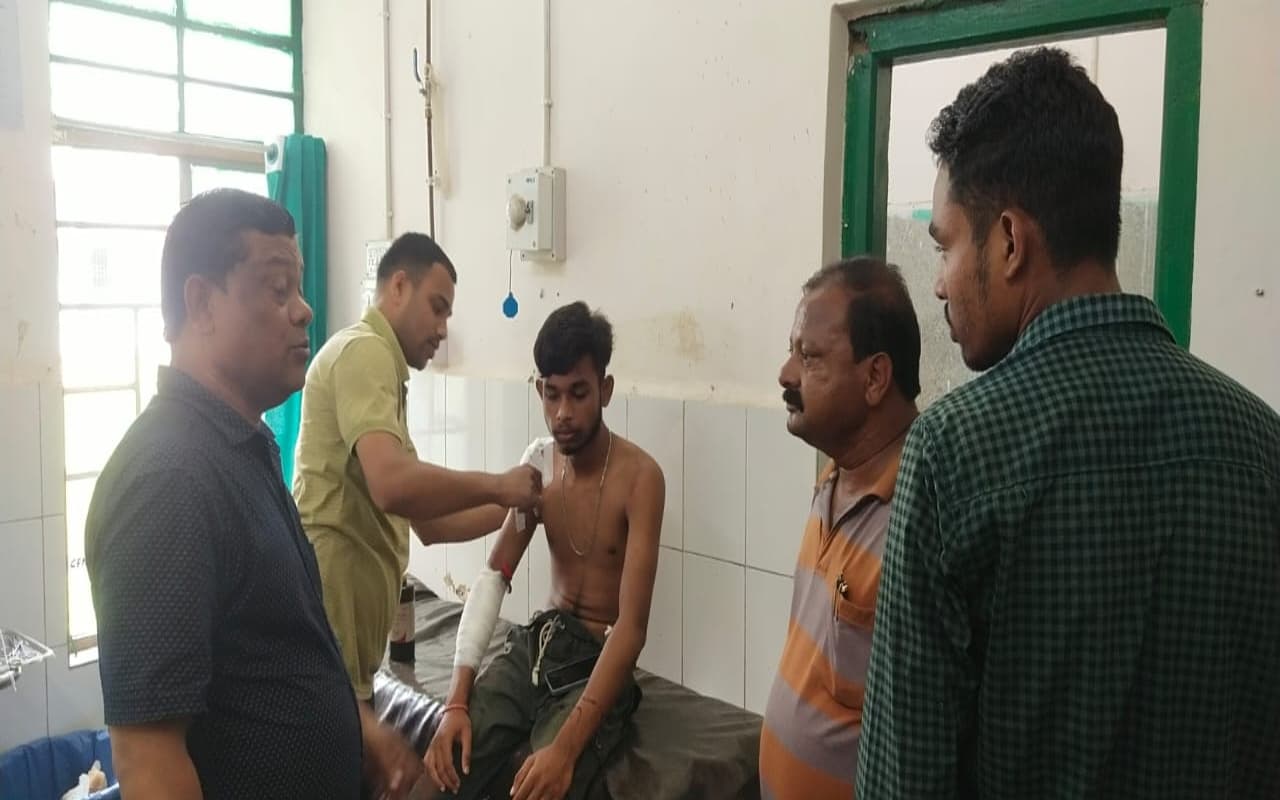 चक्रधरपुर में सवारी वाहन की चपेट में आने से दो स्कूली बच्चे समेत तीन लोग घायल, बेहतर इलाज के लिए किया रेफर