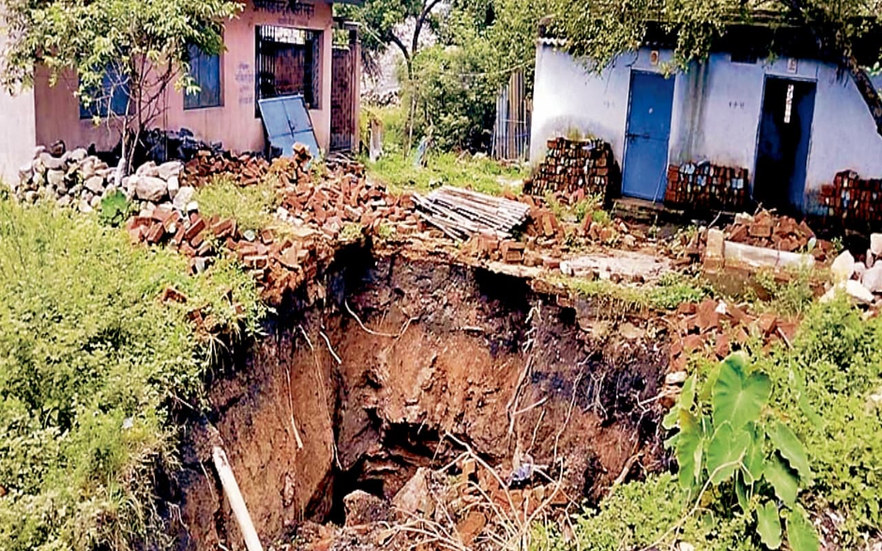 धनबाद : गोफ के कारण अब तक मंदिर-मस्जिद सहित कई घर हो चुके हैं जमींदोज, इसरो की टीम ने भी कहा- स्थिति भयावह