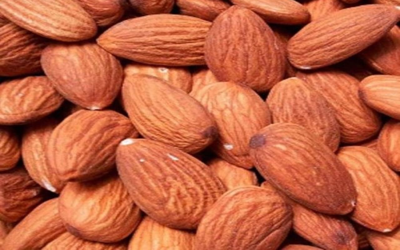 Almonds Benefits: 40 की उम्र में दिखना चाहती है जवां, तो रोज खाएं ये एक चीज