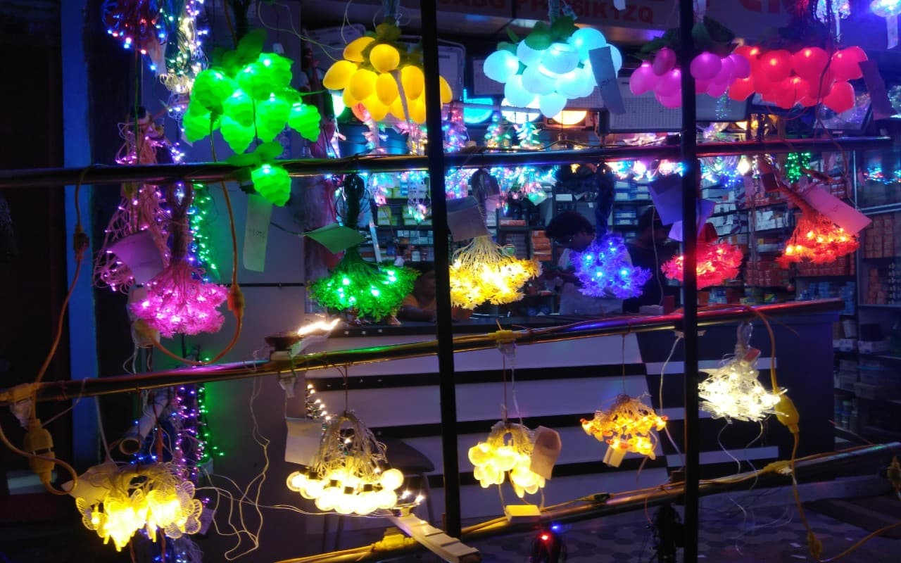 Diwali 2022: दीपावली के बाजार में दिख रही झालर और लड़ियों की जुगलबंदी, देखें तस्वीरें