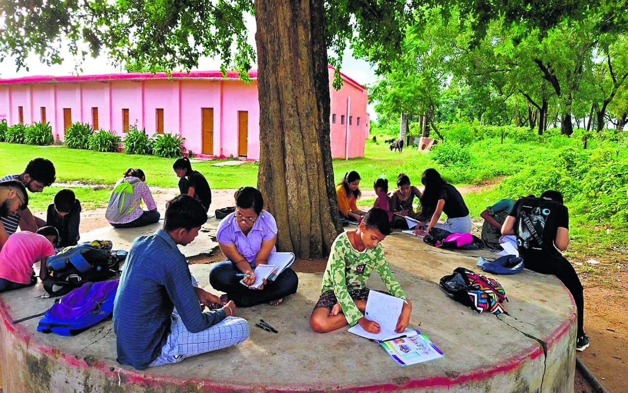 Jharkhand: आज के युवा पीढ़ी पेश कर रही नजीर, बदल रही है गांव की सूरत