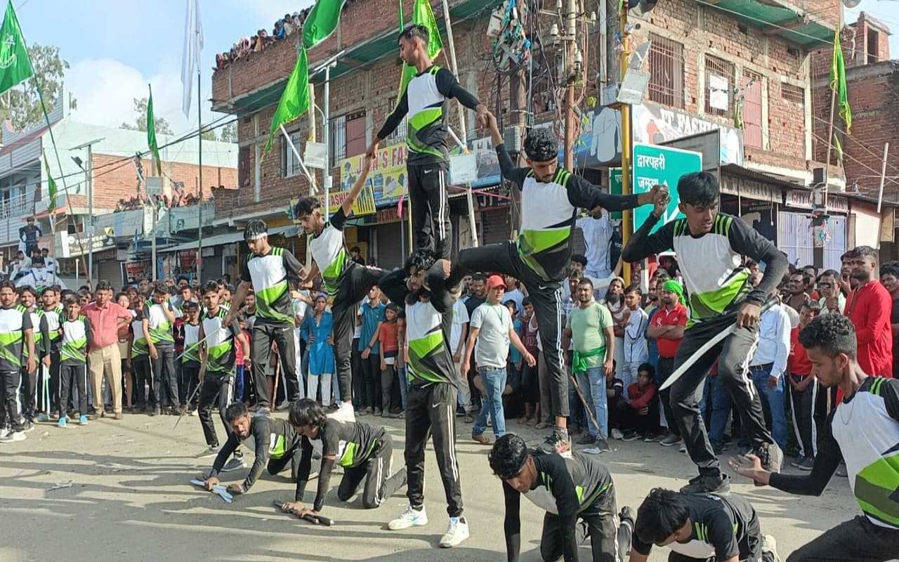 गिरिडीह: मुहर्रम पर युवाओं ने पारंपरिक हथियारों से लैस होकर दिखाया हैरतअंगेज करतब, देखें तस्वीरें