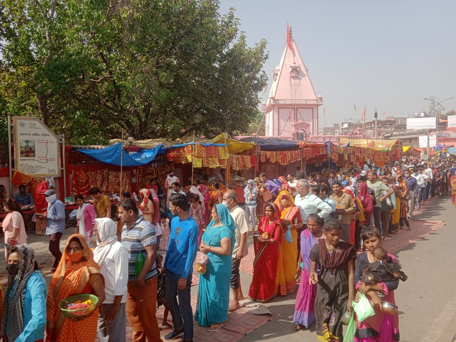 Prayagraj: रामनवमी पर अलोप शंकरी मंदिर में उमड़ा आस्था का सैलाब, यहां मूर्ति नहीं पालने की होती है पूजा