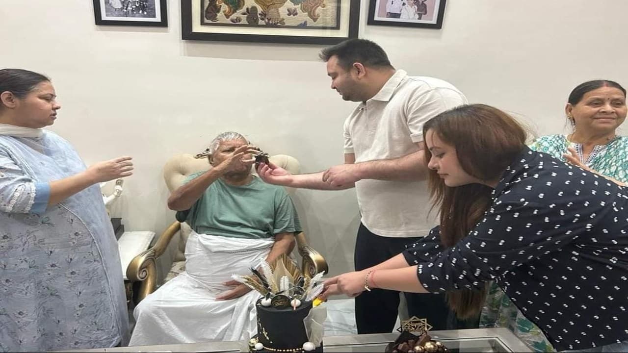 बिहार के डिप्टी सीएम तेजस्वी यादव का आज 34वां जन्मदिन, तस्वीरों में देखिए कैसे मनाया बर्थडे