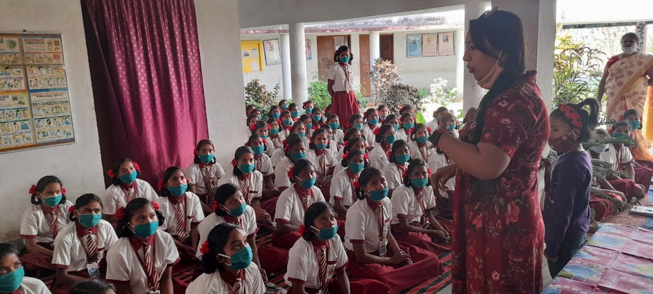 Jharkhand News : लातेहार डीसी की पत्नी पहुंचीं कस्तूरबा गांधी आवासीय विद्यालय, छात्राओं को परीक्षा, आत्महत्या और माहवारी स्वच्छता प्रबंधन का दिया ये मंत्र