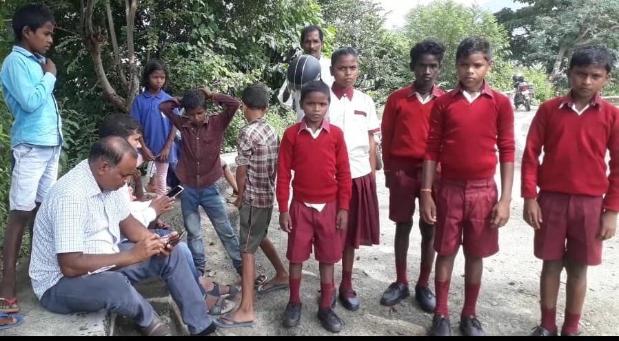 Online Education : कोरोना काल में ऑनलाइन पढ़ाई के लिए आखिर क्यों बच्चों को जाना पड़ता है 10 किलोमीटर दूर ?