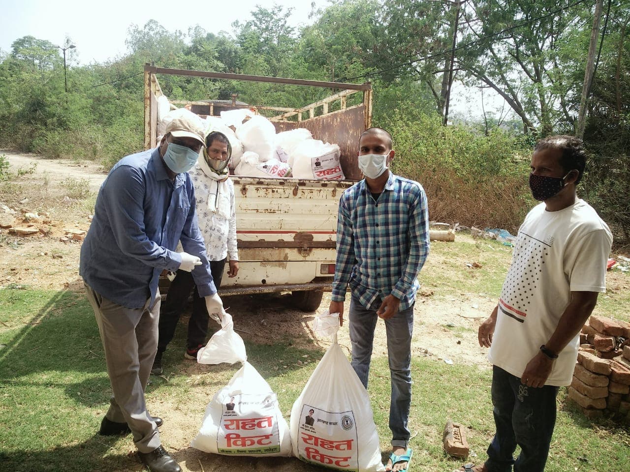 Coronavirus In Jharkhand : झारखंड में कोरोना से मृत व्यक्तियों के परिजनों को मिलने लगी सरकारी मदद, लातेहार में मुख्यमंत्री राहत किट का वितरण Coronavirus In Jharkhand : झारखंड में कोरोना से मृत व्यक्तियों के परिजनों को मिलने लगी सरकारी मदद, लातेहार में मुख्यमंत्री राहत किट का वितरण