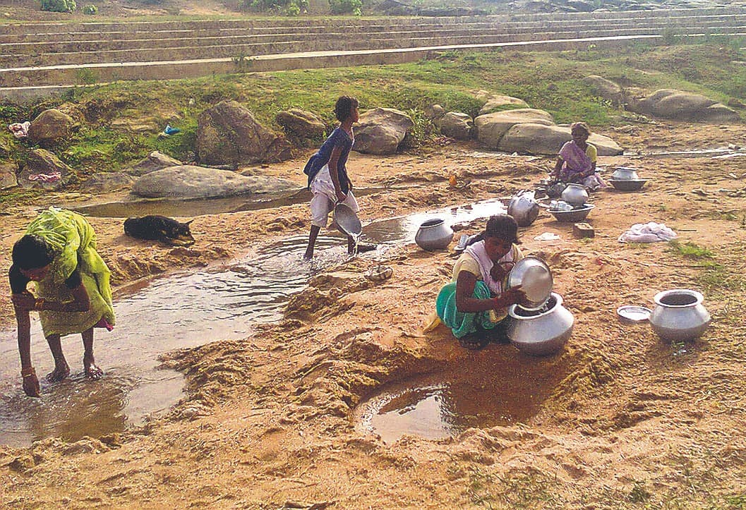 बढ़ती गर्मी से लातेहार में गिर रहा जलस्तर, ग्रामीण चुआंड़ी का पानी पीने को हैं विवश