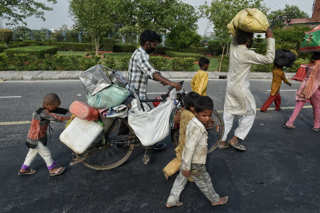 सुप्रीम कोर्ट का फैसला- 15 दिनों में घर भेजे जाएं प्रवासी मजदूर, 24 घंटे में ट्रेन दे केंद्र
