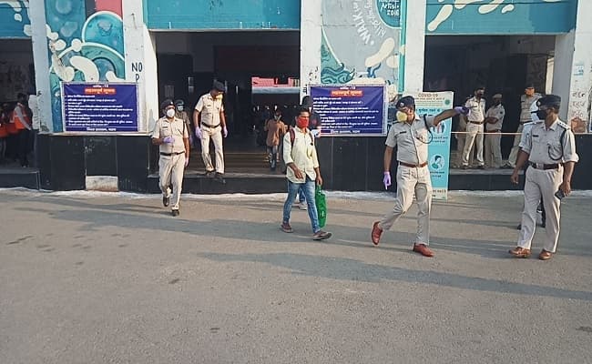 Shramik Special Train : साउथ इंडिया से करीब 2300 बिहारी मजदूरों को लेकर दानापुर स्टेशन पहुंची दो स्पेशल ट्रेनें, कोई भूखा तो किसी ने…