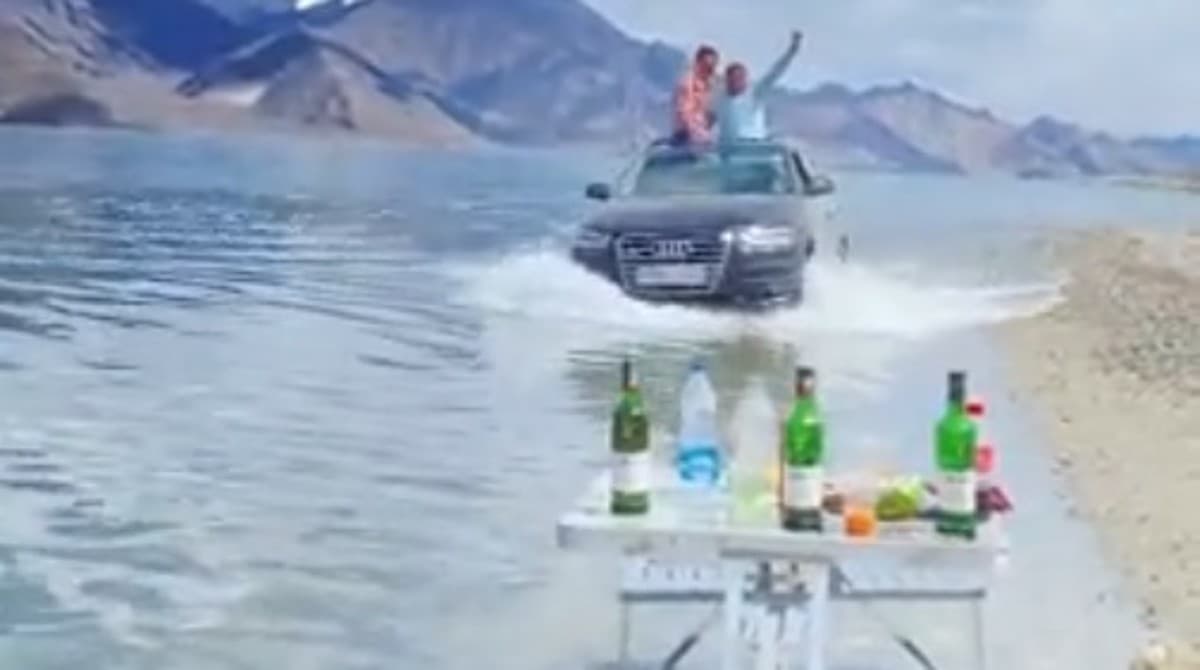 Ladakh Pangong Lake Video: झील के किनारे लगाई टेबल, रखीं शराब की बोतलें और ऑडी लेकर घुस गए पानी में फिर..