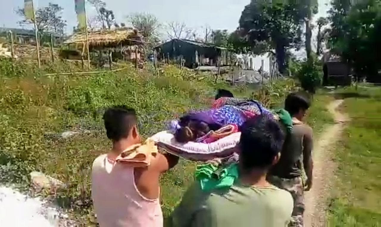 चार लोगों के कंधे से ऐसे उतरी गर्भवती महिला, जन्म लेते ही नवजात ने तोड़ा दम