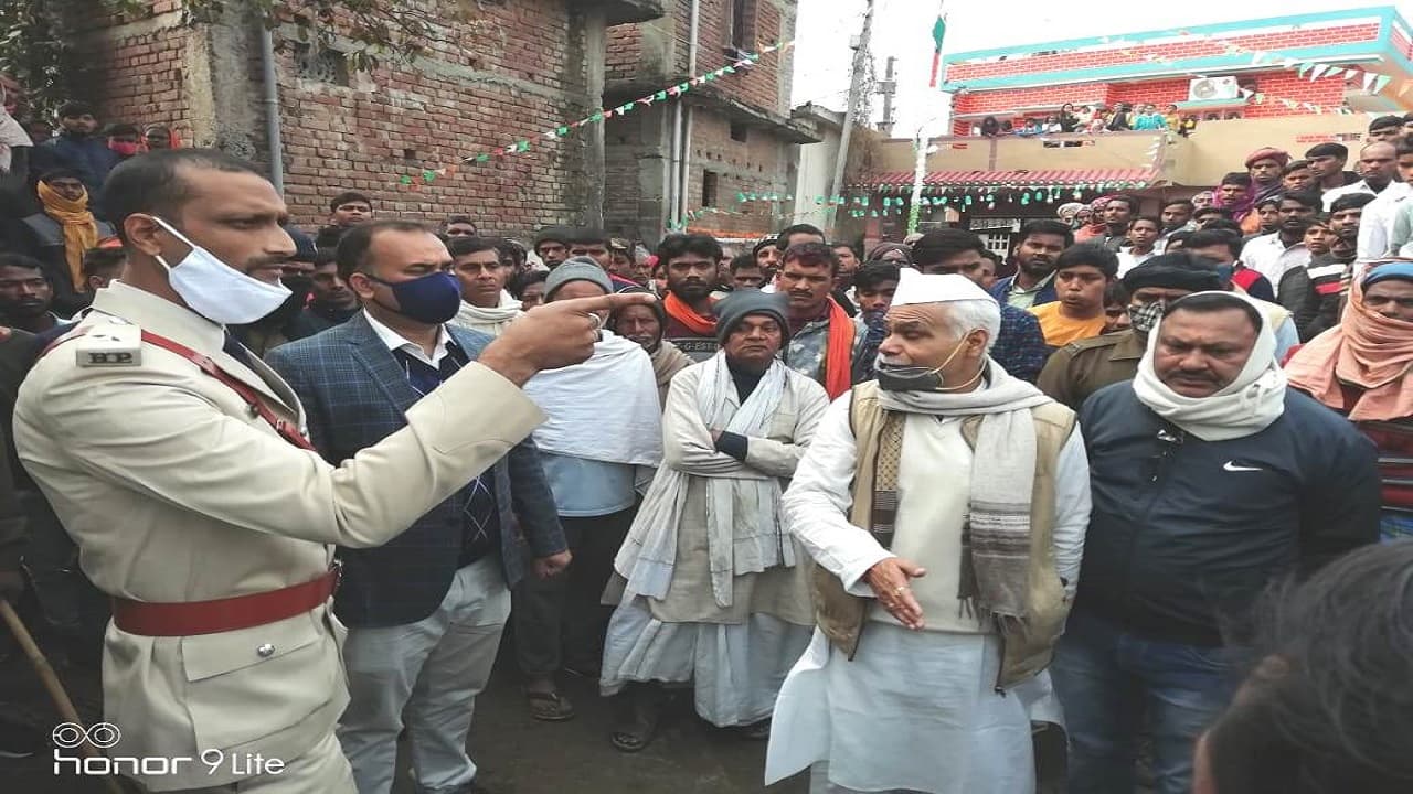 Bihar: लखीसराय में झंडोत्तोलन के दौरान मुखिया व पूर्व मुखिया के समर्थक भिड़े, रोड़ेबाजी में पांच जख्मी