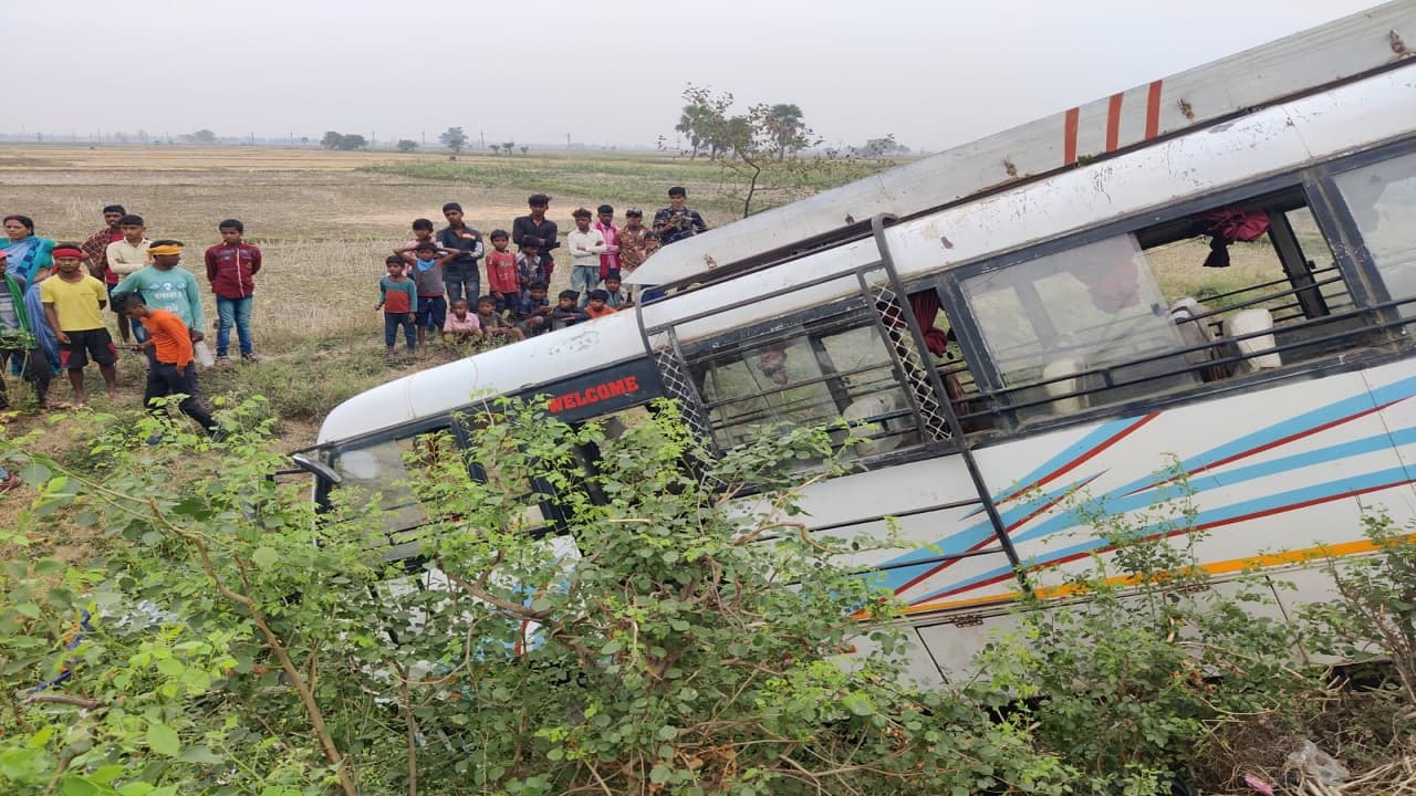 बिहार: लखीसराय में बारातियों से भरी बस गड्ढे में पलटी, युवक की मौत, दर्जनों लोग जख्मी