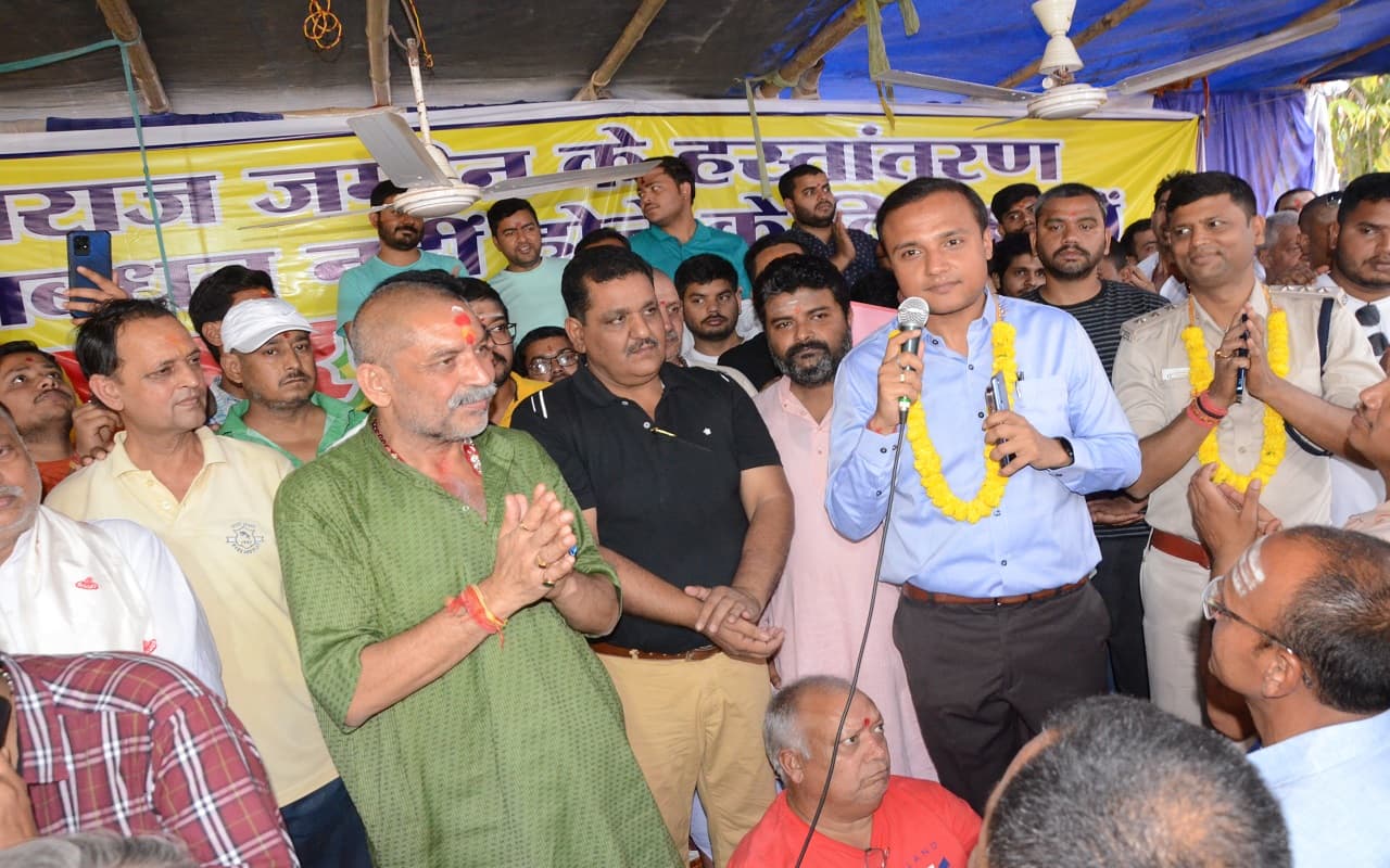 देवघर की लखराज जमीन की रजिस्ट्री व हस्तांतरण को लेकर 10 दिनों से चल रहा आमरण अनशन खत्म, मिला ये आश्वासन