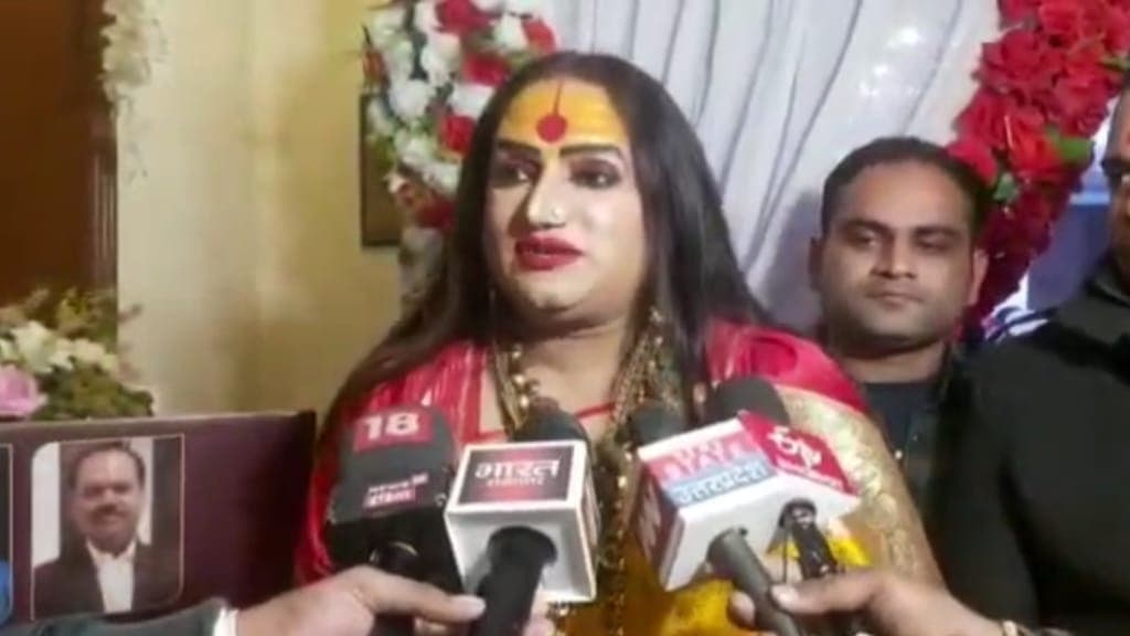 महामण्डलेश्वर लक्ष्मी नारायण ने किए बाबा विश्वनाथ के दर्शन, यूपी चुनाव को लेकर दिया बड़ा बयान