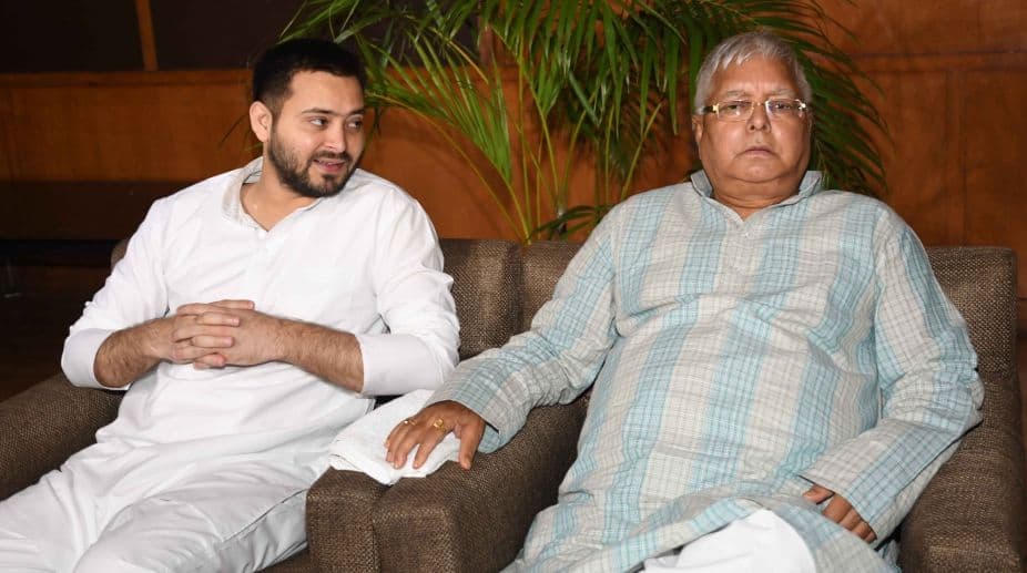 Nitish Cabinet: नीतीश कैबिनेट में 32 मंत्री हो सकते हैं शामिल, सूची लेकर तेजस्वी यादव पहुंचे दिल्ली