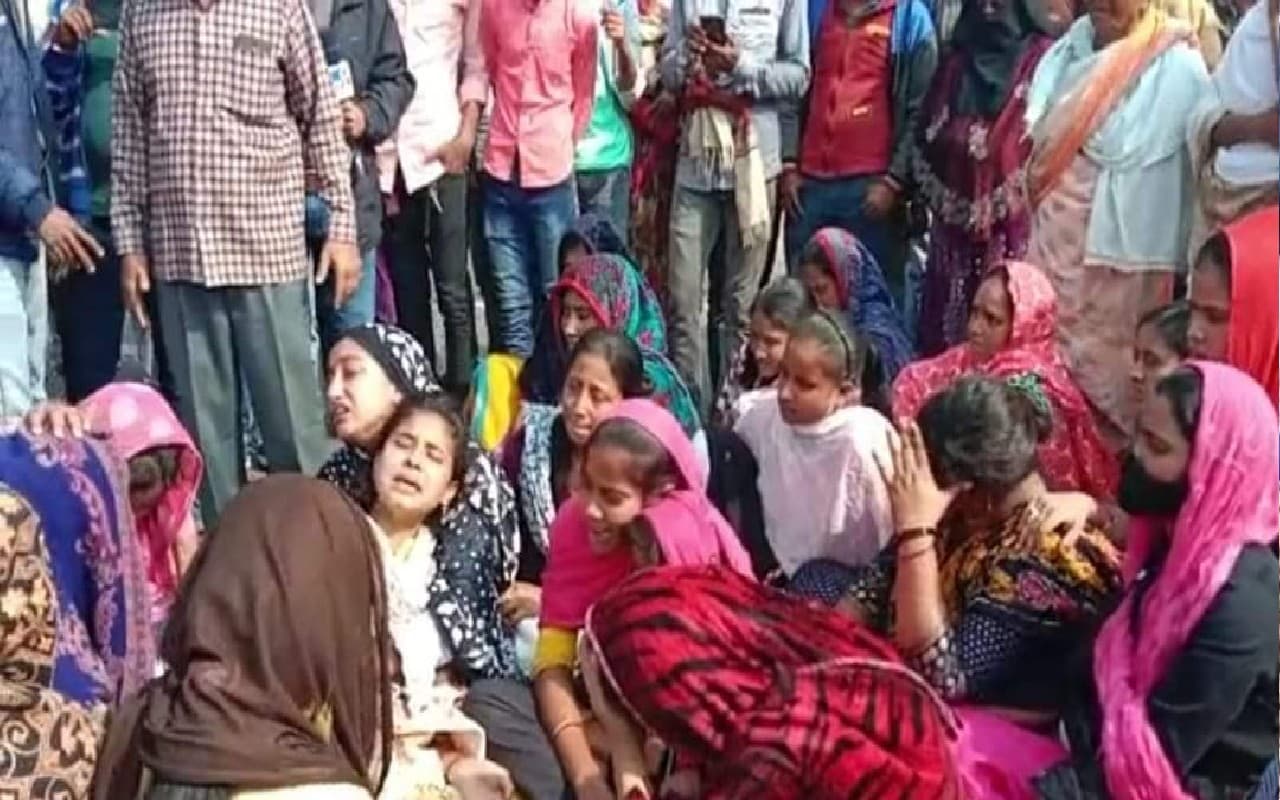 बंगाल: बागतुई पहुंचा लालन शेख का शव, ग्रामीणों ने डेड बॉडी के साथ सड़क पर किया प्रदर्शन