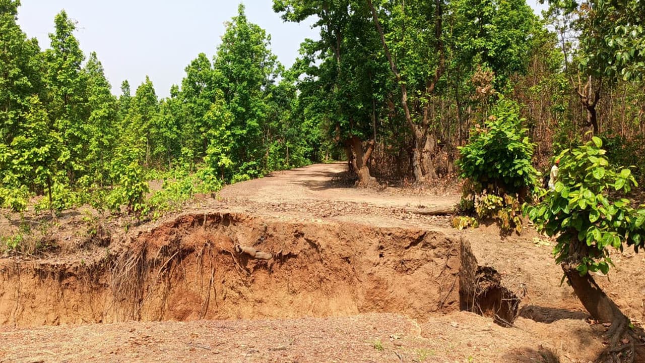 झारखंड पंचायत चुनाव: गुमला के करमटोली से कांसीर तक 26 KM सड़क जर्जर, बना चुनावी मुद्दा