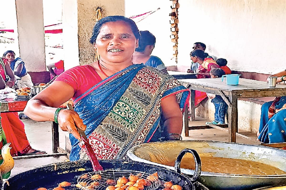 लोहरदगा की ललिता आज कर रही होटल का कारोबार, कभी बेचती थी लकड़ी, सलाना कमा रही है लाखों रुपये