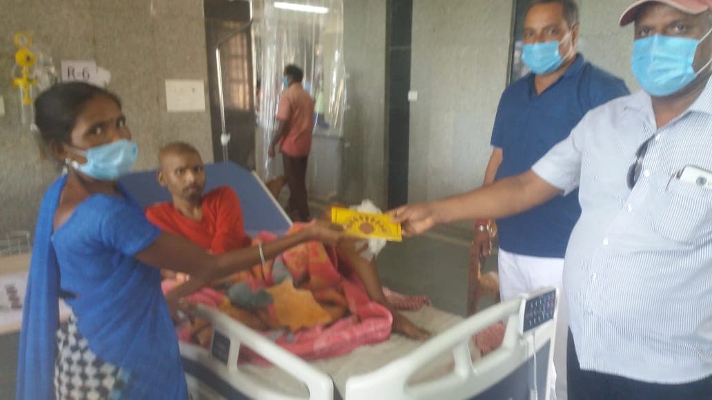 दिहाड़ी मजदूर के Cancer पीड़ित बेटे का RIMS में चल रहा इलाज, मानव सेवा संघ ने की मदद