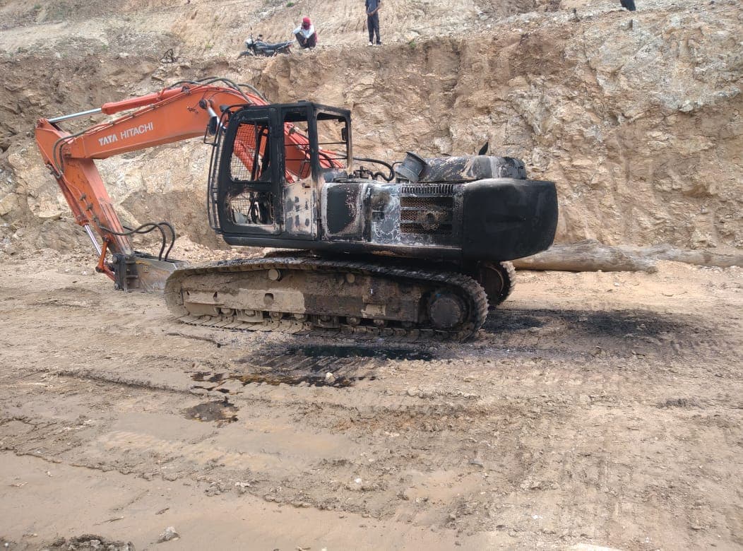 नक्सलियों ने नहीं, असामाजिक तत्वों ने फूंकी पोकलेन मशीन, जल्द होगी गिरफ्तारी