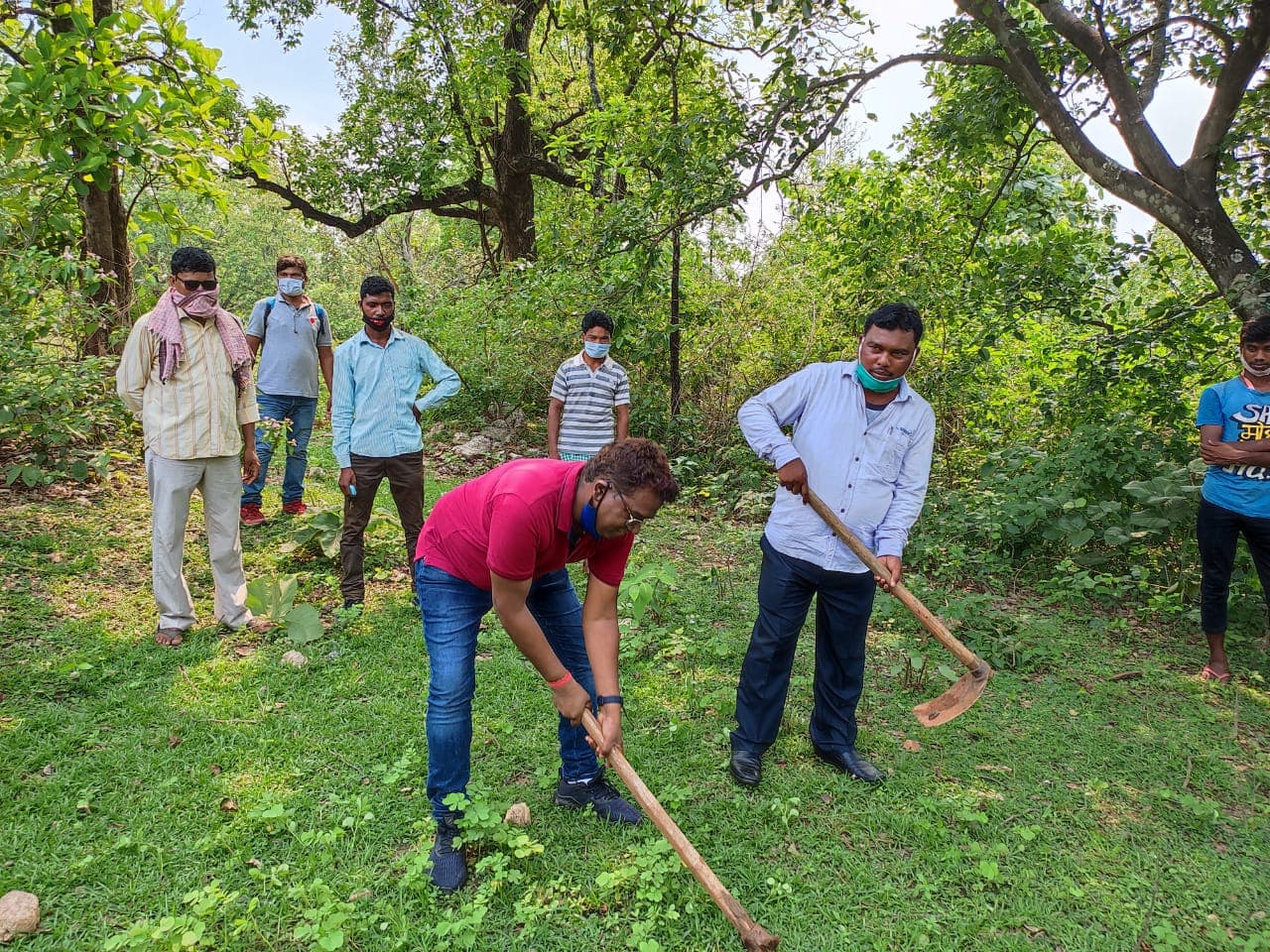 प्रभात खबर इंपैक्ट : बोकारो के संताली बहुल गांव असनापानी के ग्रामीणों की सुध लेने पहली बार पहुंचे अधिकारी, सड़क-बिजली विहीन इस गांव की क्या बदलेगी सूरत