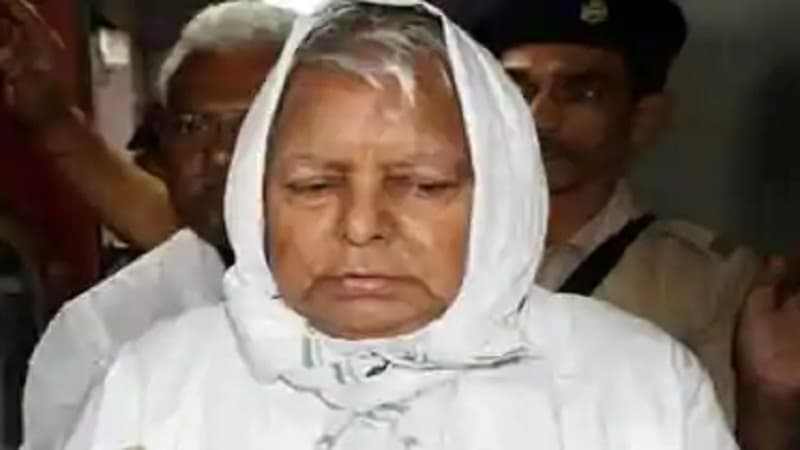 कोरोना के चक्रव्यूह में लालू प्रसाद यादव! उनके डॉक्टर कर रहे थे कोरोना मरीज का इलाज, लिया जाएगा सैंपल