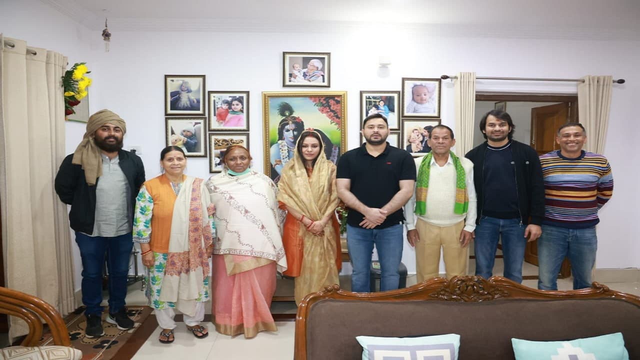 Bihar News: तेजस्वी और राजश्री को आशीर्वाद देने अपने बड़े मामा और मामी संग पहुंचे तेज प्रताप, कहा...