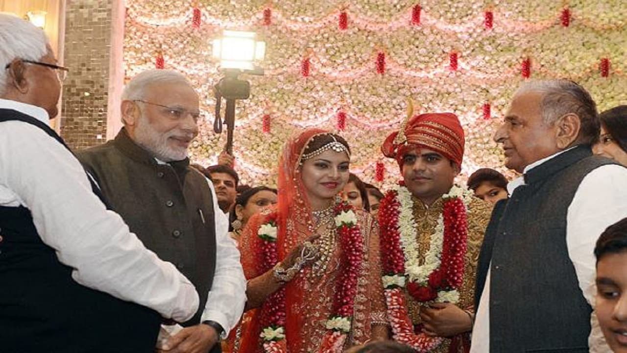 मुलायम सिंह यादव के घर बेटी का सगुन लेकर पहुंचे लालू यादव और खत्म हो गयी थी पुरानी सियासी खटास… मुलायम सिंह यादव के घर बेटी का सगुन लेकर पहुंचे लालू यादव और खत्म हो गयी थी पुरानी सियासी खटास…