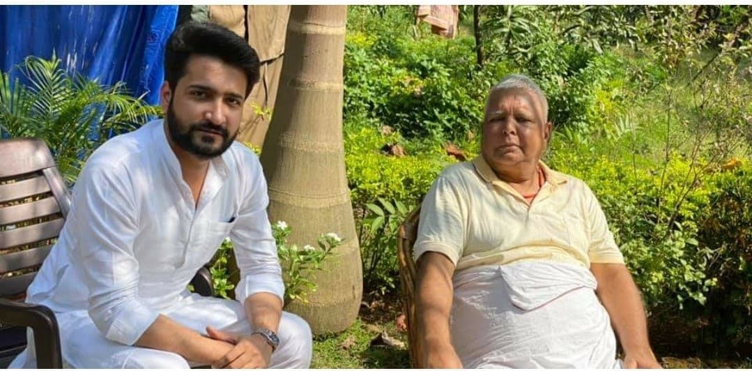 Viral Pics : लालू प्रसाद से बिहार के राजद नेता की मुलाकात की तस्वीर वायरल, बीजेपी ने सरकार को घेरा, किसके आदेश पर
मिली मिलने की अनुमति ? Viral Pics : लालू प्रसाद से बिहार के राजद नेता की मुलाकात की तस्वीर वायरल, बीजेपी ने सरकार को घेरा, किसके आदेश पर
मिली मिलने की अनुमति ?