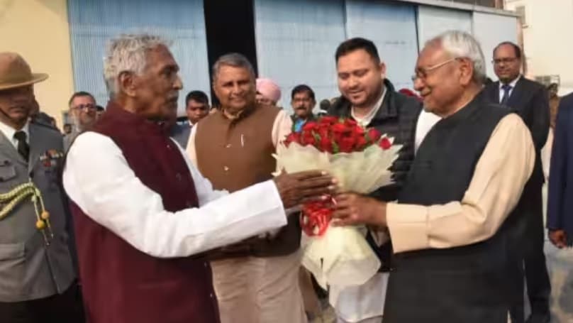 बिहार से विदा हो लिये फागू चौहान, विदाई देने एयरपोर्ट पहुंचे नीतीश कुमार, नये राज्यपाल कल आयेंगे पटना