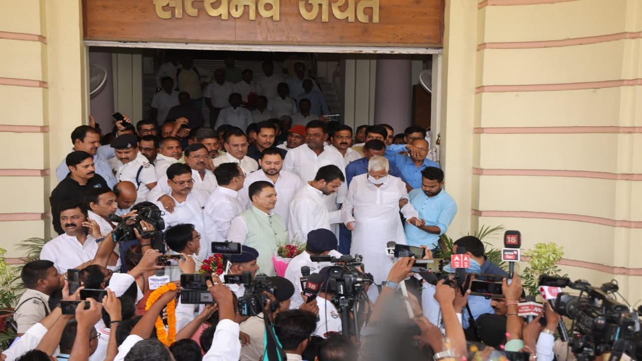 PHOTOS: विधानसभा पहुंचे लालू यादव तो तेज प्रताप ने थामा हाथ, मीसा व फैयाज के नामांकन की देखें तसवीरें