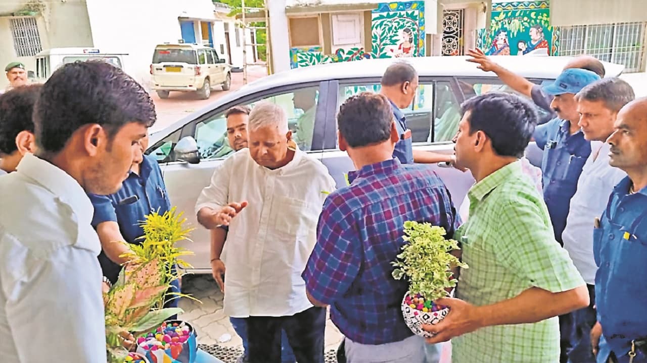 PHOTOS: 'अरे पुरनका वाला सर्किट हाउस ले चलो, वहां यादें हैं..', गोपालगंज पहुंचे लालू यादव का देखें अंदाज..