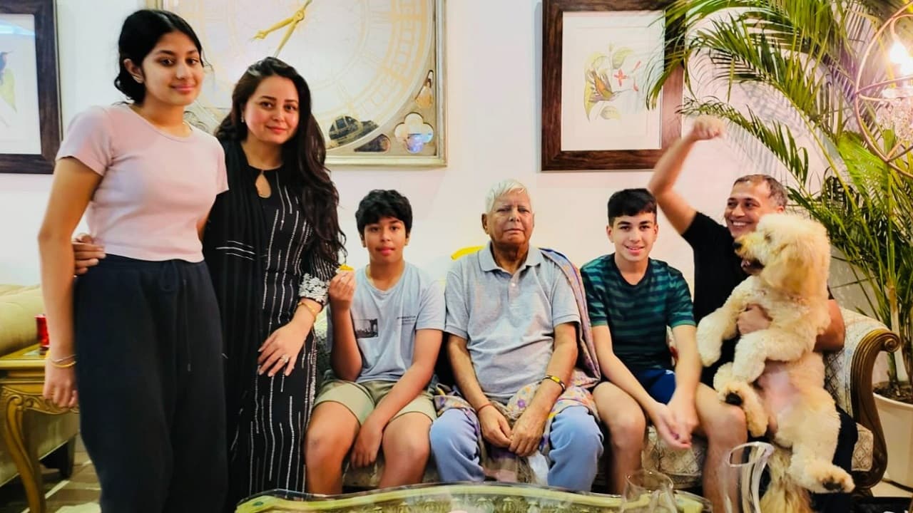 Lalu Yadav सिंगापुर में चेकअप के बाद दिल्ली लौटे, स्वास्थ्य के बारे में मिली ये बड़ी जानकारी