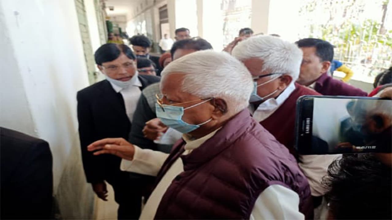 लालू प्रसाद से मिलने के लिए लग रही नेताओं की भीड़, पुलिस पदाधिकारियों से ऐसे होती है सांठ-गांठ !