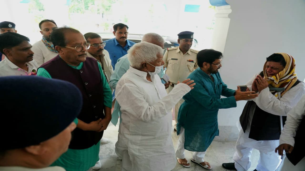 लालू प्रसाद यादव इलाज के लिए जाना चाहते हैं विदेश, कोर्ट से पासपोर्ट रिन्युअल के लिए देने की अपील की