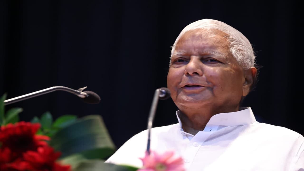 PHOTOS: पुराने तेवर में दिखने लगे लालू यादव, सियासी मैदान में उतर चुके राजद सुप्रीमो की देखें तस्वीरें..