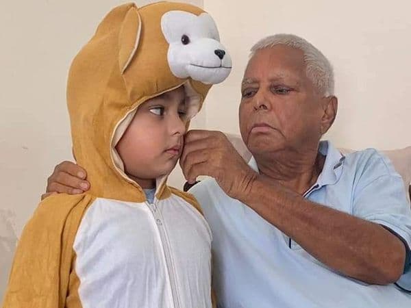 सियासत के खेल से दूर नाती के साथ जंगल लव खेलते दिखे लालू, मीसा ने किया फोटो शेयर